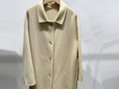 穿双面手工羊绒大衣就会显得很高级